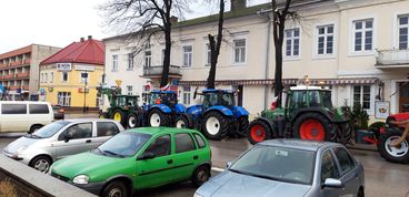 Kilkadziesiąt ciągników wyjechało dziś na drogi powiatu wieluńskiego. Rolnicy protestowali przeciw unijnej polityce rolnej